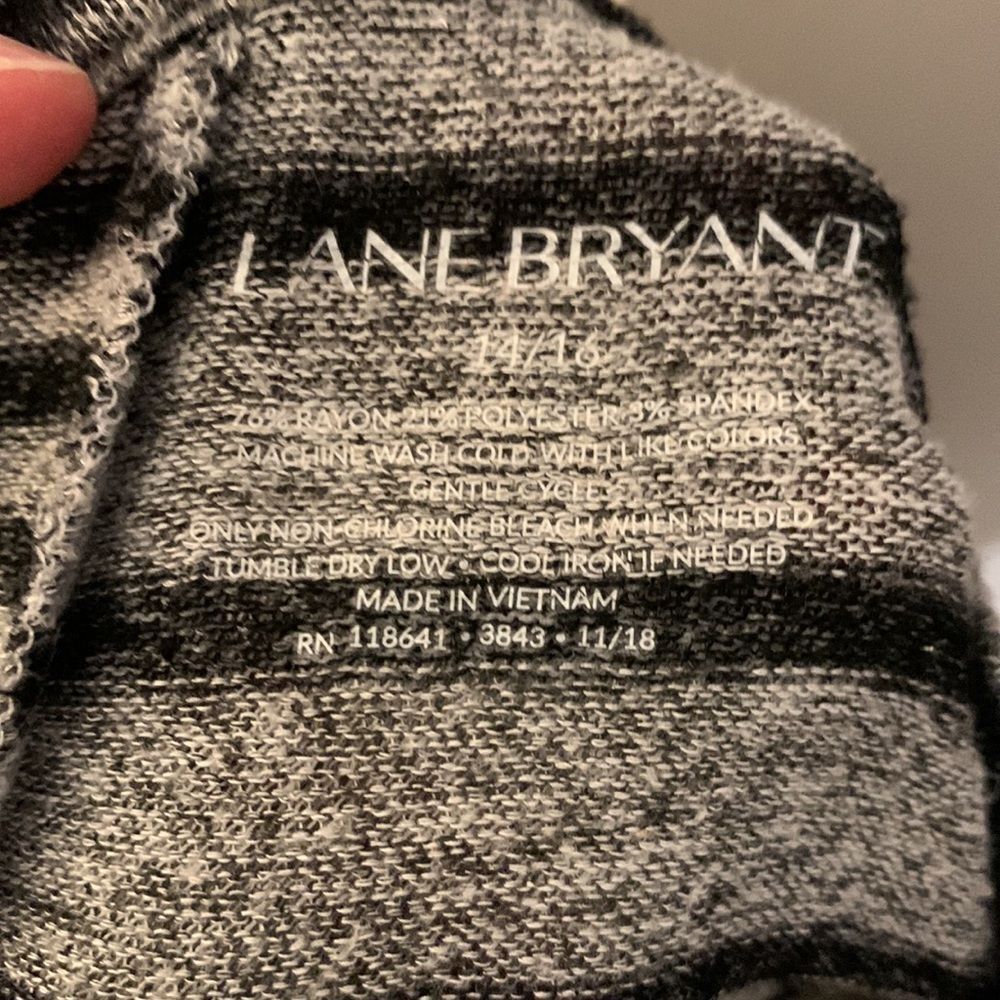 Lane Bryant Super Soft Women’s Rayon Black Cream Striped Knit Sweater Size 14/16 - Picture 3 of 6